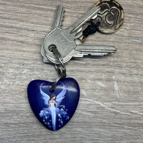 Přívěšek ve tvaru srdce Artofsoul | Anděl strážný - modrofialová