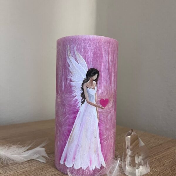 Andělská ručně malovaná vysokovibrační svíčka - Srdce na dlani - 15 cm
