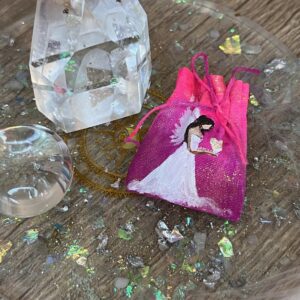 Andělský a jedinečný malovaný amulet s křišťálkem - Pro podporu důvěry v život, vesmír, nejvyšší řád - růžový