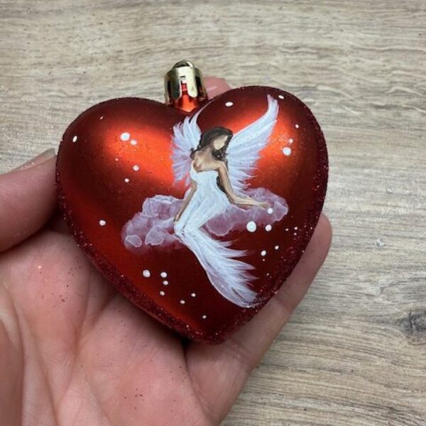 Andělská ručně malovaná baňka ve tvaru srdce | Průměr 6,5 cm | 2