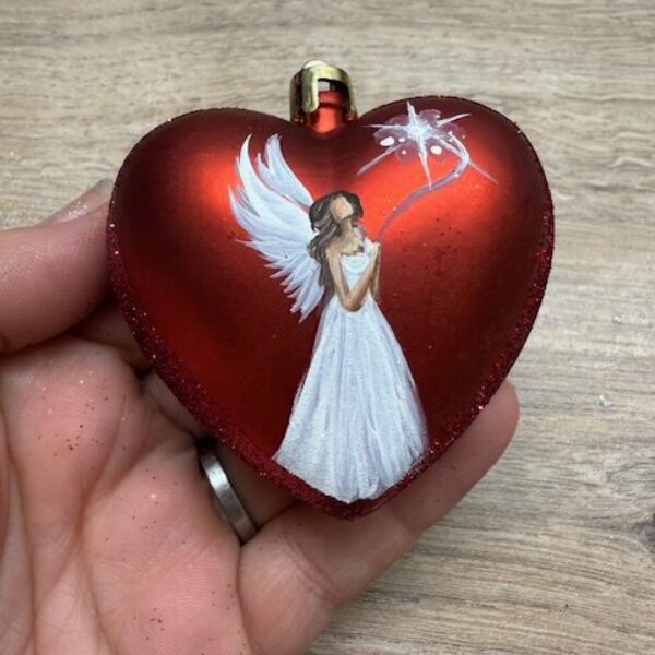 Andělská ručně malovaná baňka ve tvaru srdce | Průměr 6,5 cm | 4