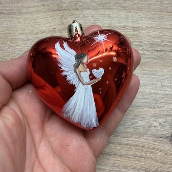 Andělská ručně malovaná baňka ve tvaru srdce | Průměr 6,5 cm | 5