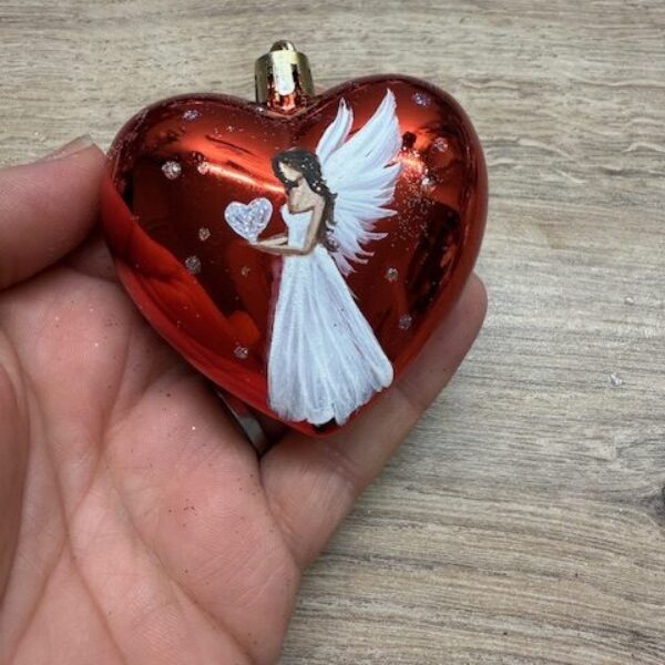 Andělská ručně malovaná baňka ve tvaru srdce | Průměr 6,5 cm | 6