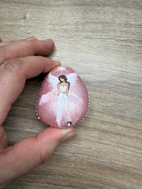 Andělský ručně a s láskou malovaný kamínek pro štěstí a ochranu | 13 | s kamenem Swarovski