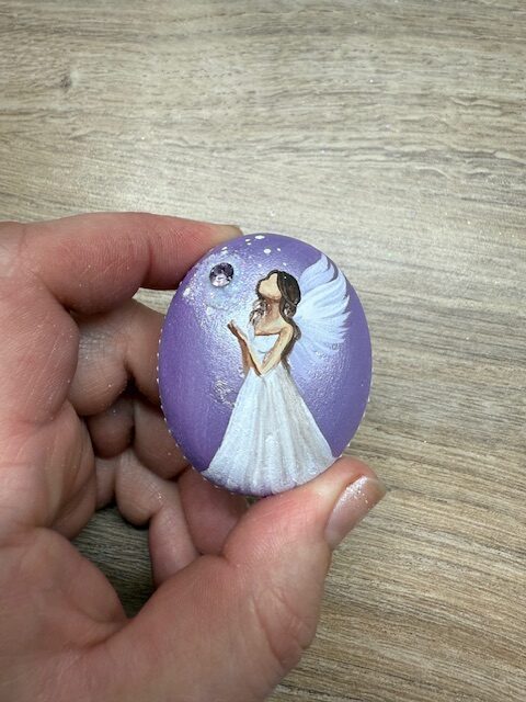 Andělský ručně a s láskou malovaný kamínek pro štěstí a ochranu | 15 | s kamenem Swarovski