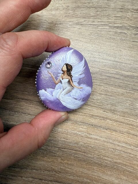 Andělský ručně a s láskou malovaný kamínek pro štěstí a ochranu | 18 | s kamenem Swarovski