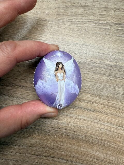 Andělský ručně a s láskou malovaný kamínek pro štěstí a ochranu | 19 | s kamenem Swarovski