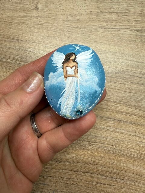 Andělský ručně a s láskou malovaný kamínek pro štěstí a ochranu | 6 | s kamenem Swarovski