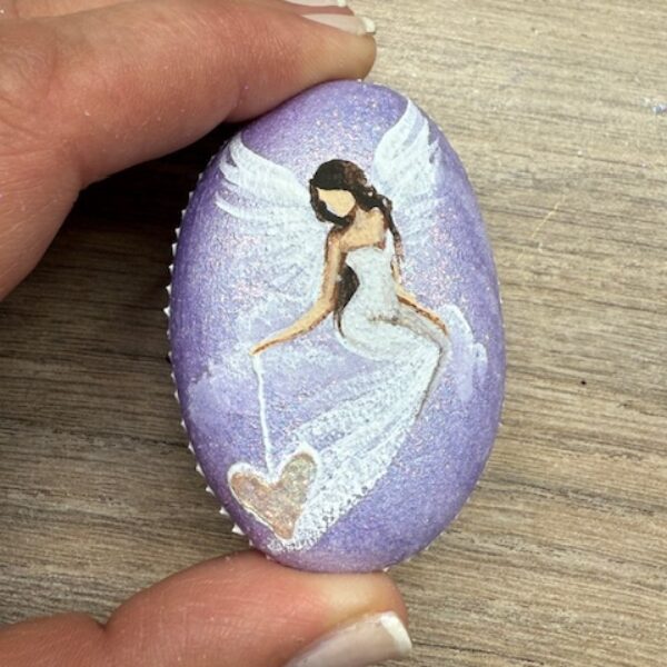 Andělský ručně a s láskou malovaný kamínek pro štěstí a ochranu | Fialový