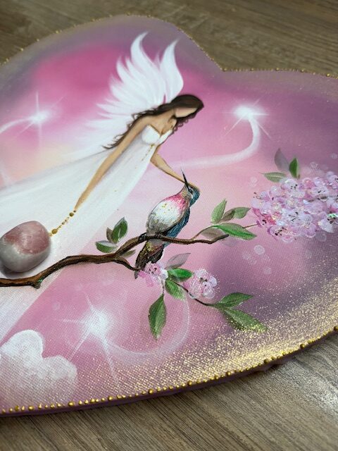 Andělský srdíčkový obraz plný klidu s růžovým opálem| Okamžik naplnění | 29 cm