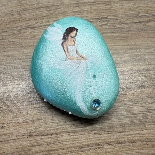 Andělský ručně a s láskou malovaný kamínek pro štěstí a ochranu s kamínkem Swarovski | Zimní mátová | 1