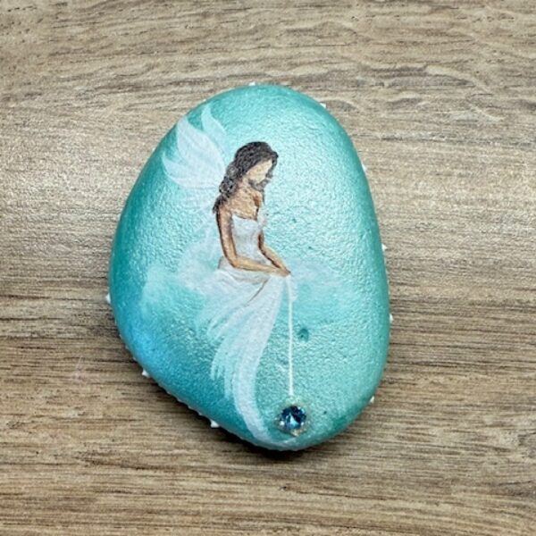 Andělský ručně a s láskou malovaný kamínek pro štěstí a ochranu s kamínkem Swarovski | Zimní mátová | 1