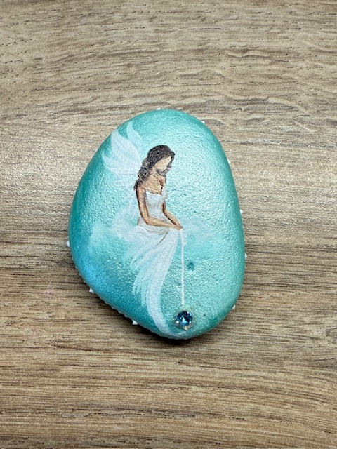 Andělský ručně a s láskou malovaný kamínek pro štěstí a ochranu s kamínkem Swarovski | Zimní mátová | 1