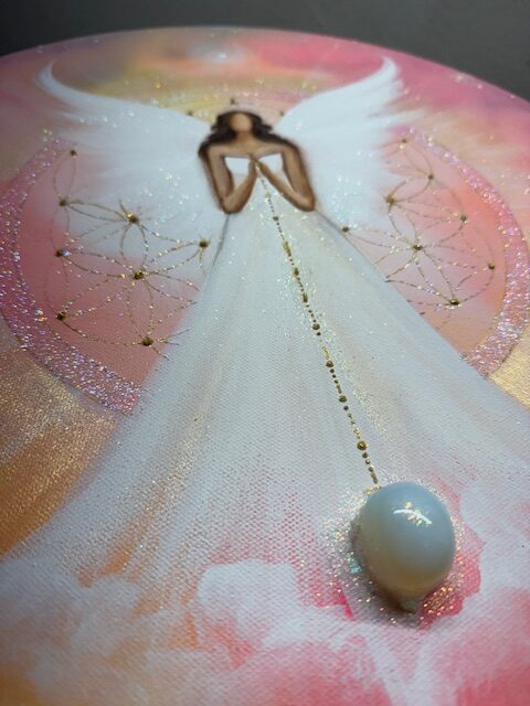 Zářivý andělský obraz Artofsoul s opalitem v energiích slunovratu | Brána světla | Kruh 40cm - Obrázek 4