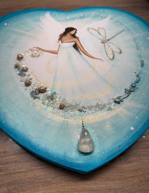 Andělský ochranný obraz ve tvaru srdce s minerály | V hlubinách duše | 40 cm - Obrázek 2