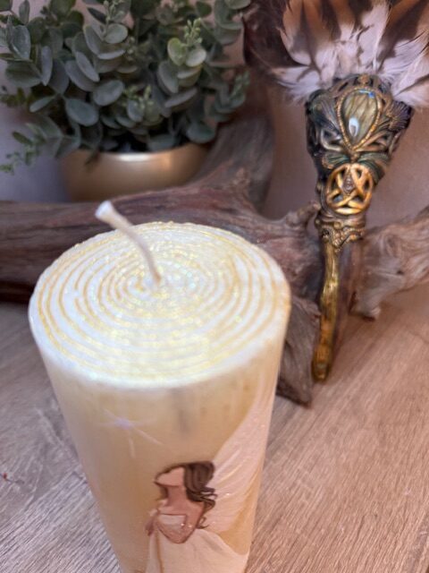 Adnělská ochranná svíce svítící ve tmě od autorky Michaely Němcové