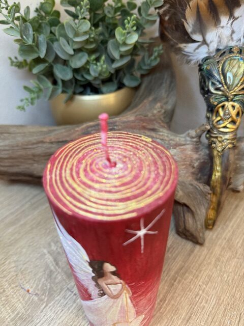 Adnělská ochranná svíce svítící ve tmě od autorky Michaely Němcové