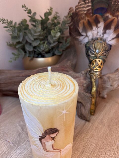 Adnělská ochranná svíce svítící ve tmě od autorky Michaely Němcové