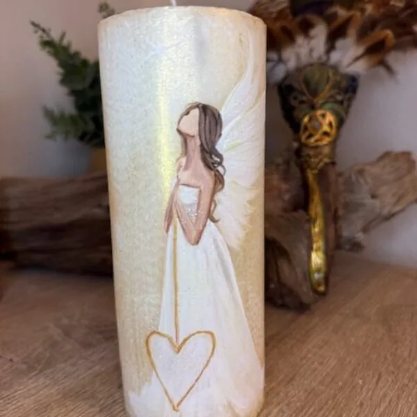 Adnělská ochranná svíce svítící ve tmě od autorky Michaely Němcové