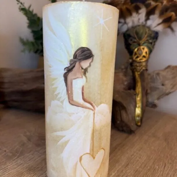 Adnělská ochranná svíce svítící ve tmě od autorky Michaely Němcové