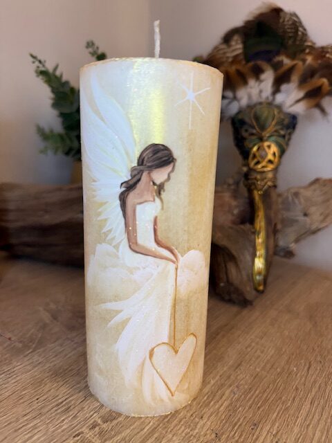 Adnělská ochranná svíce svítící ve tmě od autorky Michaely Němcové