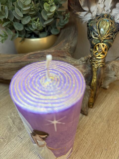 Adnělská ochranná svíce svítící ve tmě od autorky Michaely Němcové