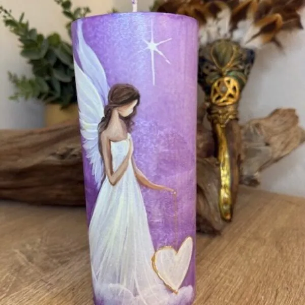 Adnělská ochranná svíce svítící ve tmě od autorky Michaely Němcové