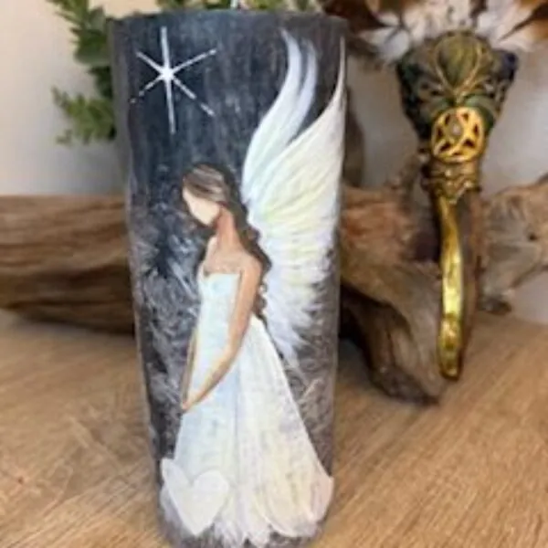 Adnělská ochranná svíce svítící ve tmě od autorky Michaely Němcové