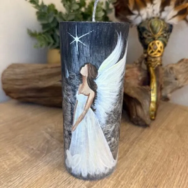 Adnělská ochranná svíce svítící ve tmě od autorky Michaely Němcové