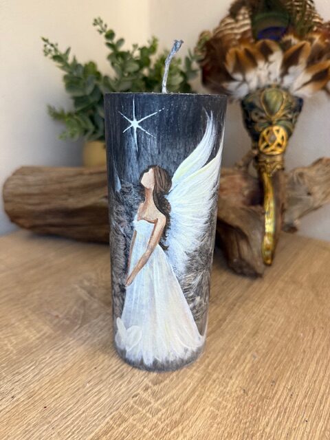 Adnělská ochranná svíce svítící ve tmě od autorky Michaely Němcové