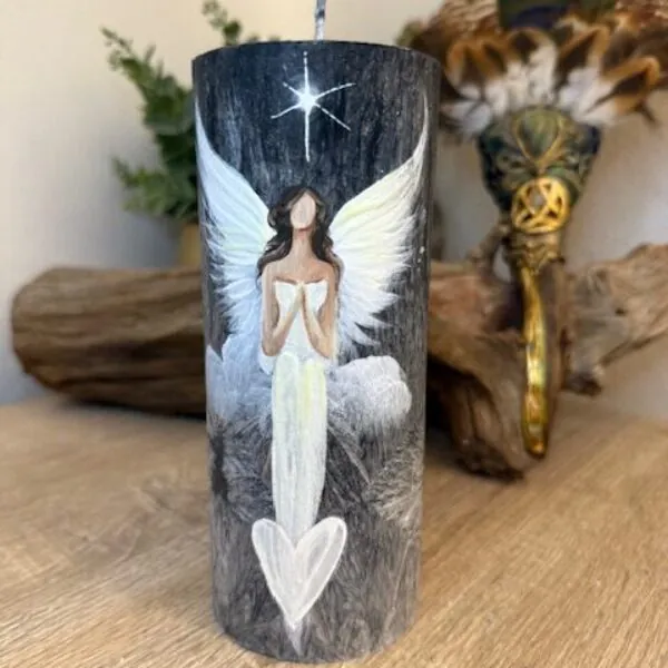 Adnělská ochranná svíce svítící ve tmě od autorky Michaely Němcové