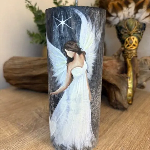 Adnělská ochranná svíce svítící ve tmě od autorky Michaely Němcové