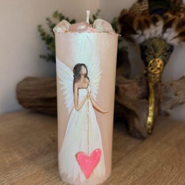 Andělská svíce s křišťály a růženíny svítící ve tmě  | Svíce HOJNOSTI | 16 cm | 1