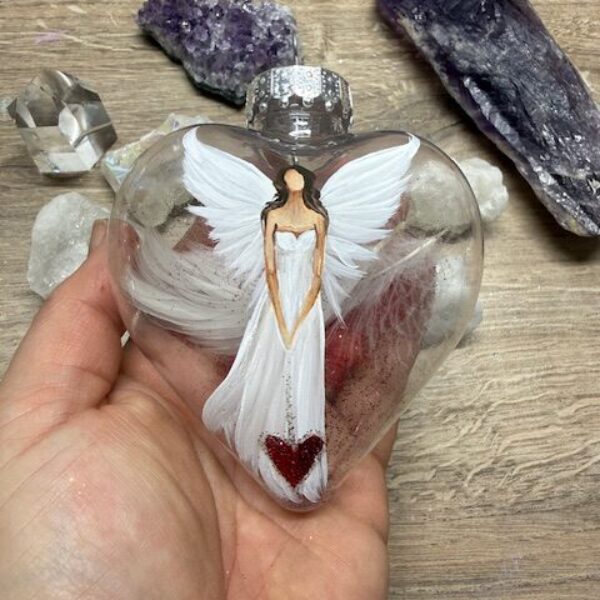 Andělská ručně malovaná baňka ve tvaru srdce | Průměr 9 cm | 1