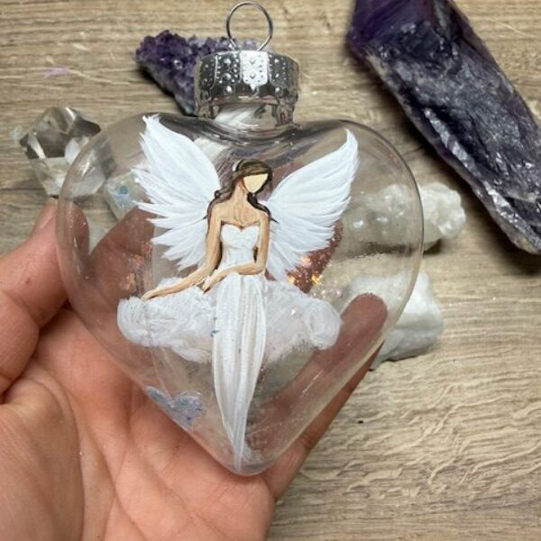 Andělská ručně malovaná baňka ve tvaru srdce | Průměr 9 cm | 16