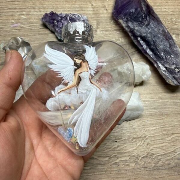 Andělská ručně malovaná baňka ve tvaru srdce | Průměr 9 cm | 17