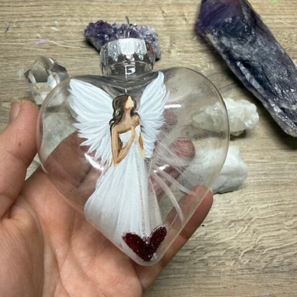 Andělská ručně malovaná baňka ve tvaru srdce | Průměr 9 cm | 18