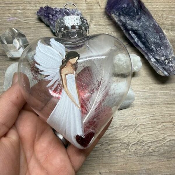 Andělská ručně malovaná baňka ve tvaru srdce | Průměr 9 cm | 19