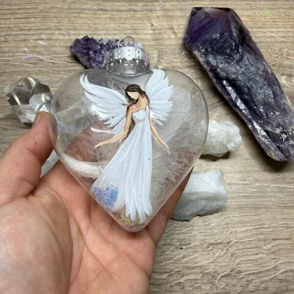 Andělská ručně malovaná baňka ve tvaru srdce | Průměr 9 cm | 4