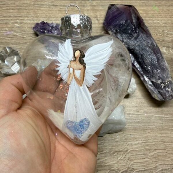 Andělská ručně malovaná baňka ve tvaru srdce | Průměr 9 cm | 5