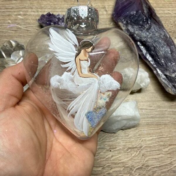 Andělská ručně malovaná baňka ve tvaru srdce | Průměr 9 cm | 6