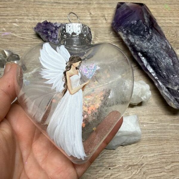 Andělská ručně malovaná baňka ve tvaru srdce | Průměr 9 cm | 7