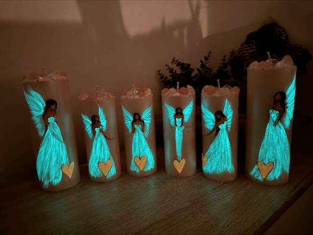 Andělská svíce s křišťály a růženíny svítící ve tmě | Svíce HOJNOSTI | 16 cm | 4 - Obrázek 3