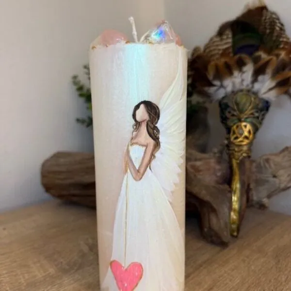 Andělská svíce s křišťály a růženíny svítící ve tmě  | Svíce HOJNOSTI | 20 cm | 1