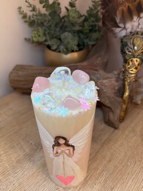 Andělská svíce s křišťály a růženíny svítící ve tmě | Svíce HOJNOSTI | 16 cm | 2