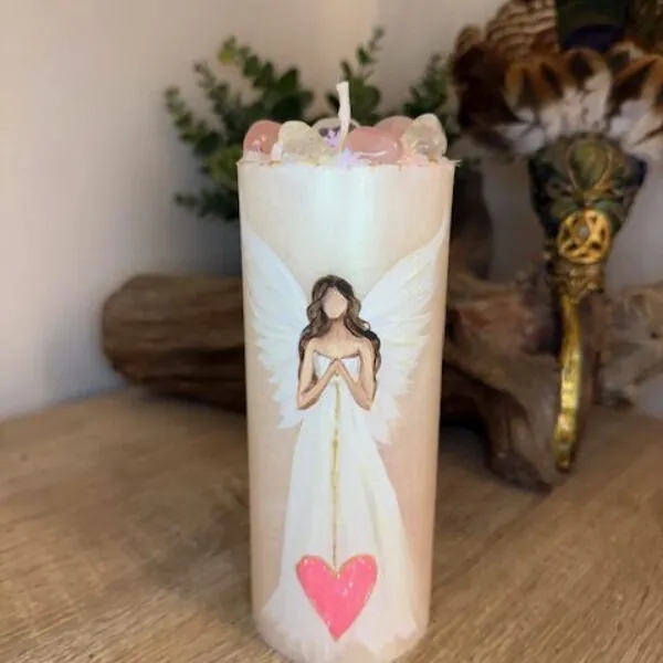 Andělská svíce s křišťály a růženíny svítící ve tmě  | Svíce HOJNOSTI | 16 cm | 2