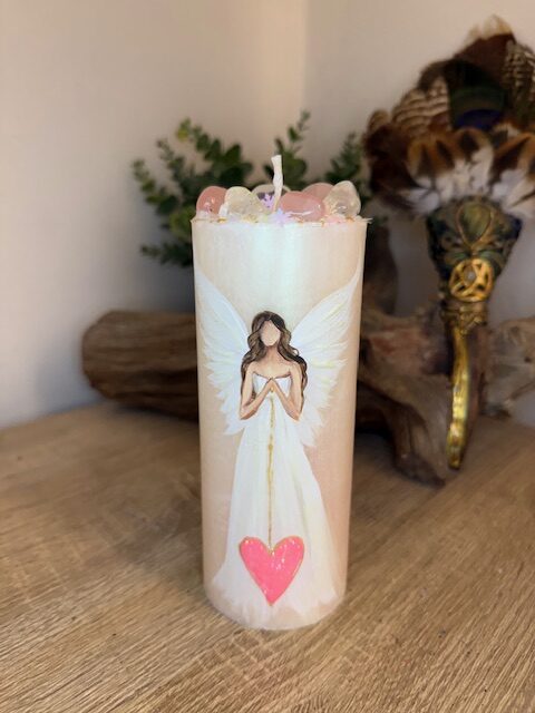 Andělská svíce s křišťály a růženíny svítící ve tmě | Svíce HOJNOSTI | 16 cm | 2