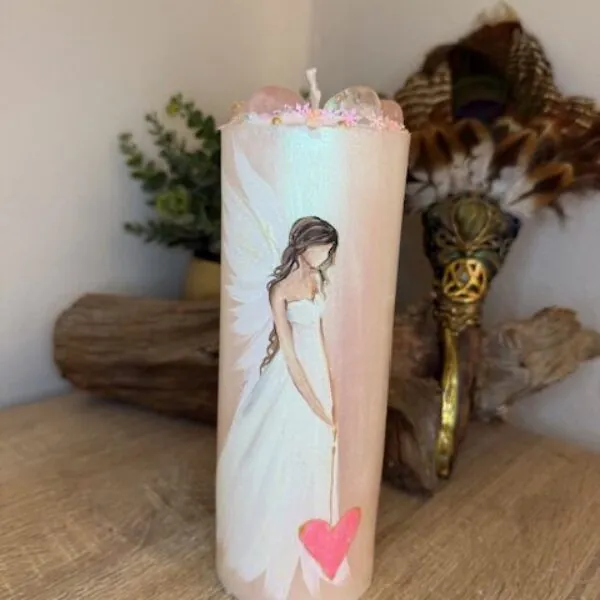 Andělská svíce s křišťály a růženíny svítící ve tmě  | Svíce HOJNOSTI | 20 cm | 2