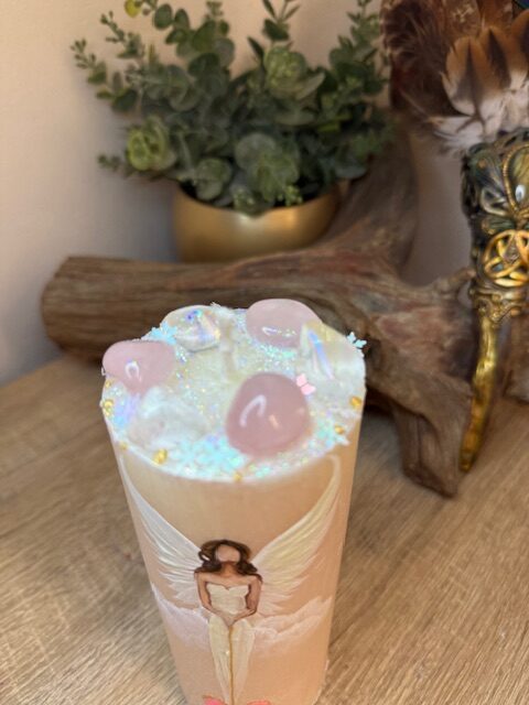 Andělská svíce s křišťály a růženíny svítící ve tmě | Svíce HOJNOSTI | 16 cm | 3