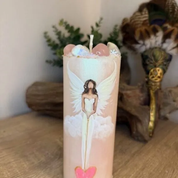 Andělská svíce s křišťály a růženíny svítící ve tmě  | Svíce HOJNOSTI | 16 cm | 3